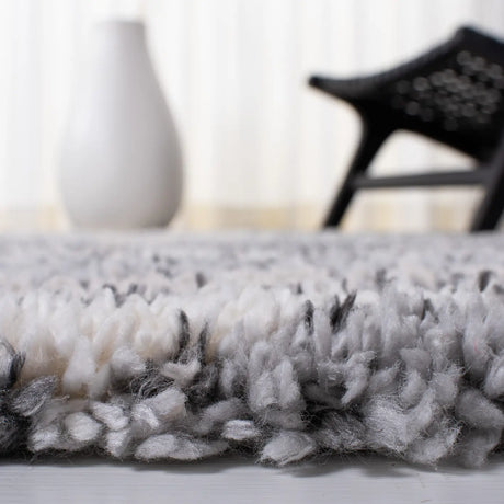 Safavieh Fontana Shag  800 4'-0" x 6'-0" Rug in Grey / Ivory