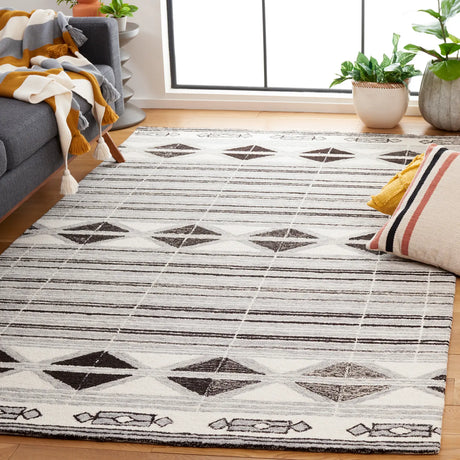 Safavieh Ebony 4'-0" x 6'-0" Rug in Ivory / Grey