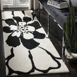 Safavieh Soho 2'-6" x 8'-0" Rug in Black / White