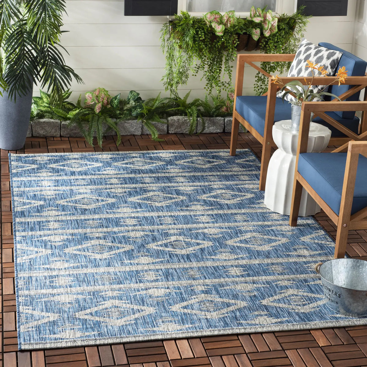 Safavieh Courtyard 4'-0" x 5'-7" Rug in Navy / Grey