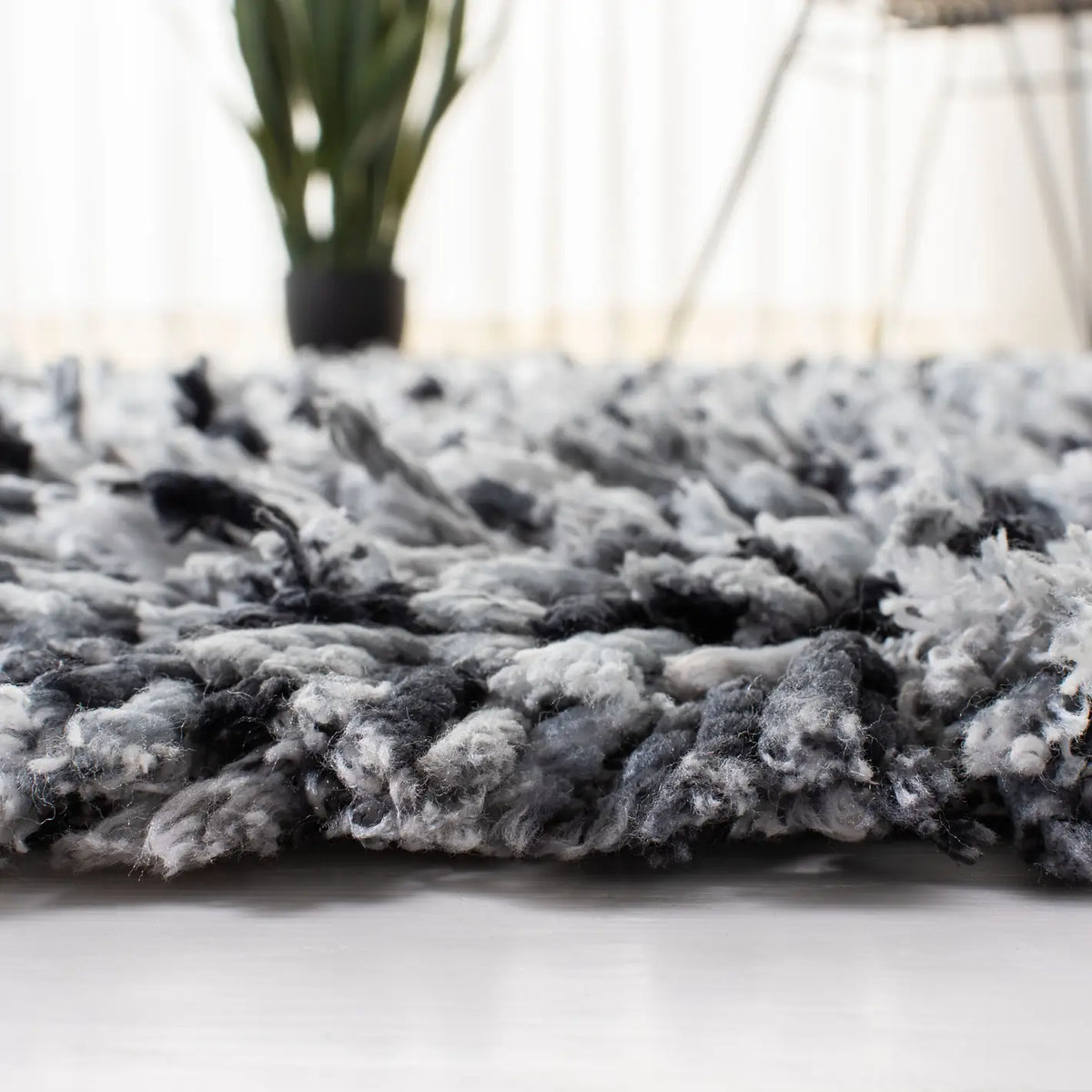Safavieh Rio Shag 4'-0" x 6'-0" Rug in Black / Ivory