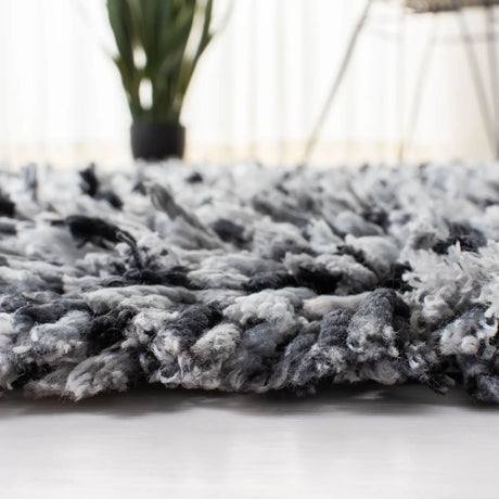 Safavieh Rio Shag 4'-0" x 6'-0" Rug in Black / Ivory