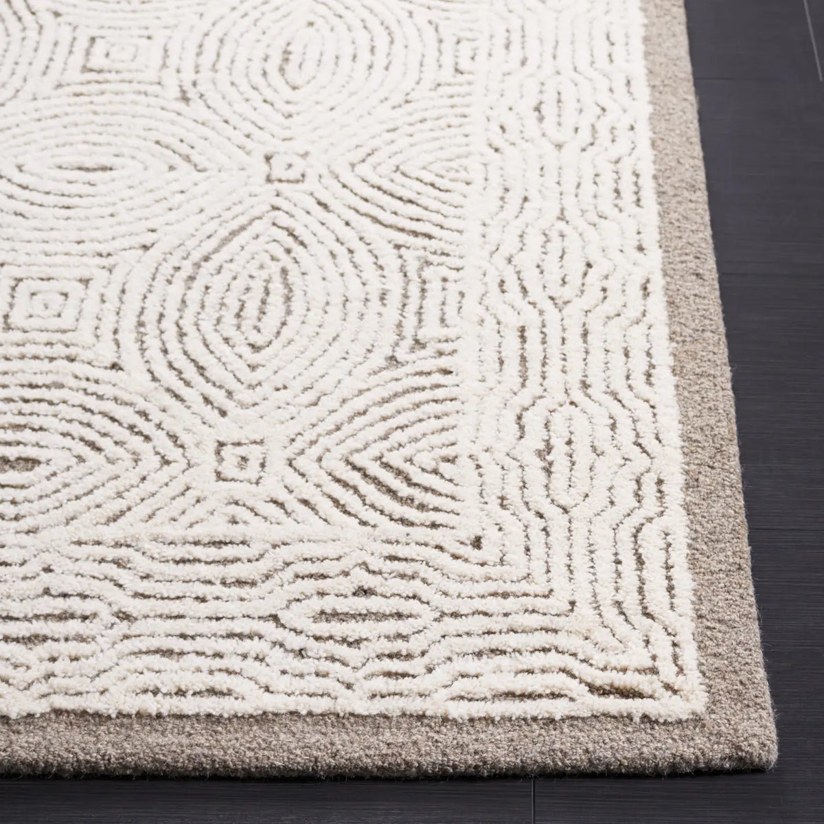 Safavieh Abstract 4'-0" x 6'-0" Rug in Beige / Ivory