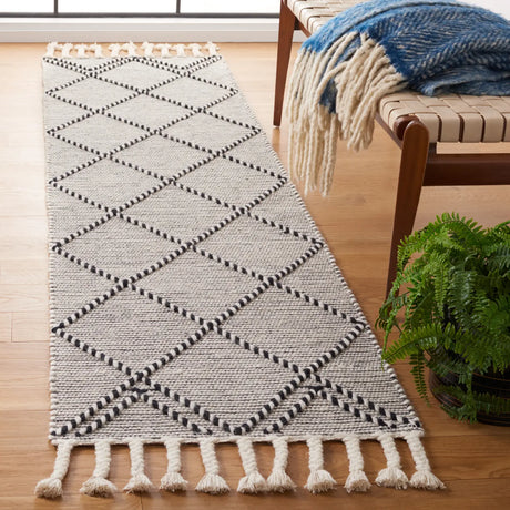 Safavieh Vermont 2'-3" x 8'-0" Rug in Ivory / Black