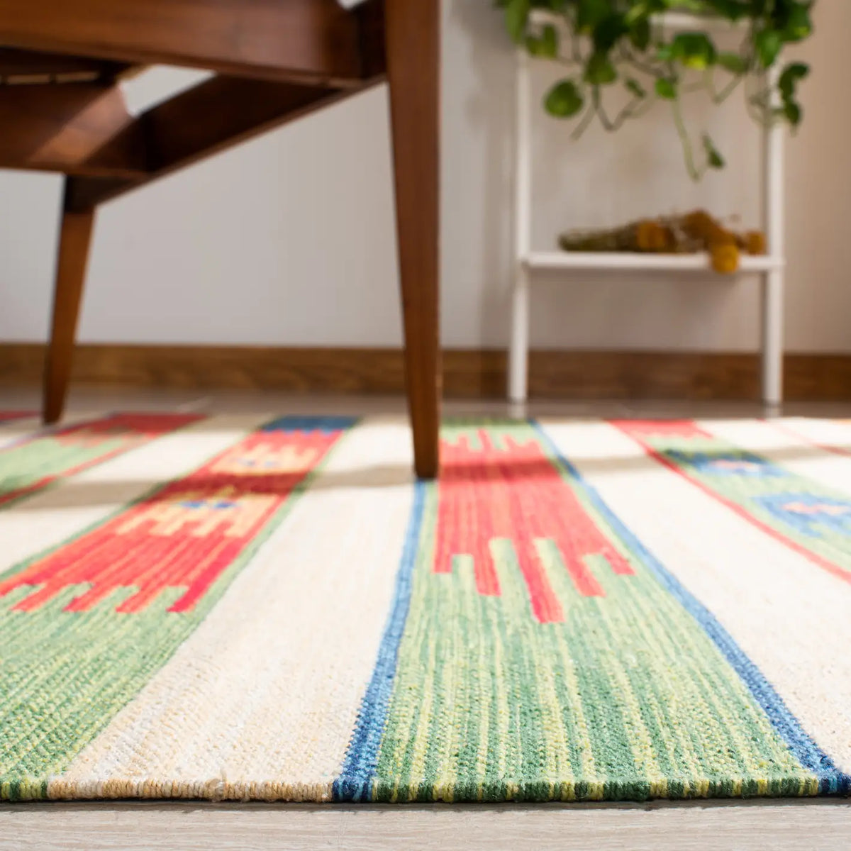 Safavieh Montauk 4'-0" x 6'-0" Rug in Green / Blue