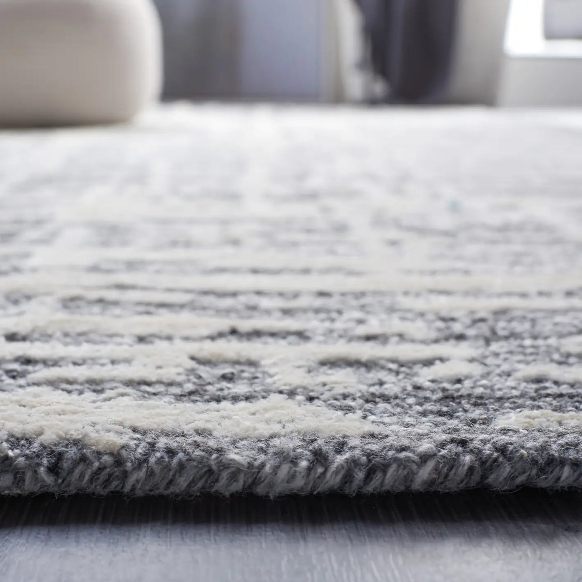 Safavieh Soho 5'-0" x 8'-0" Rug in Grey / Ivory