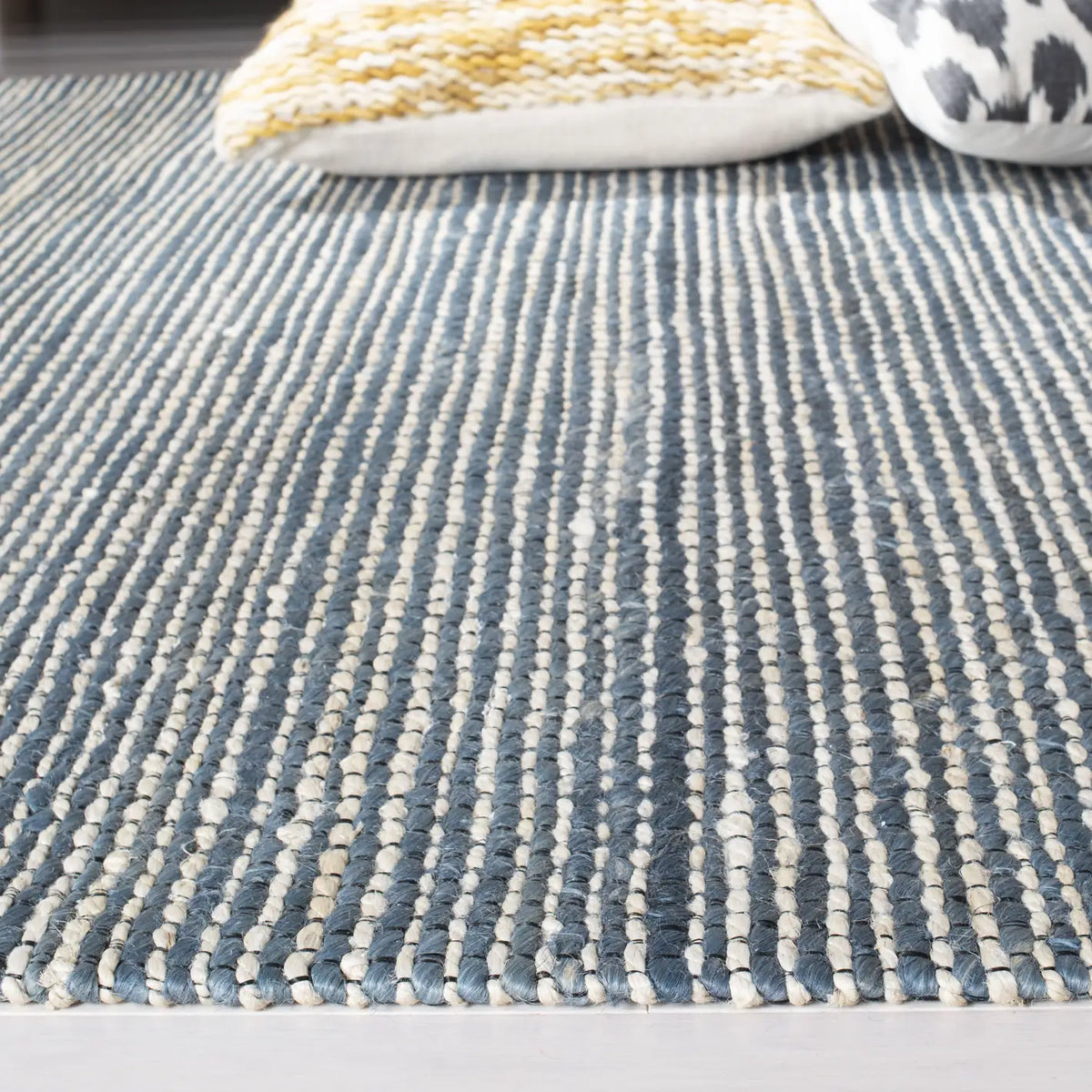 Safavieh Marbella 4'-0" x 6'-0" Rug in Blue / Ivory