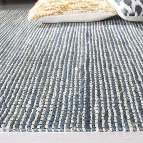 Safavieh Marbella 4'-0" x 6'-0" Rug in Blue / Ivory
