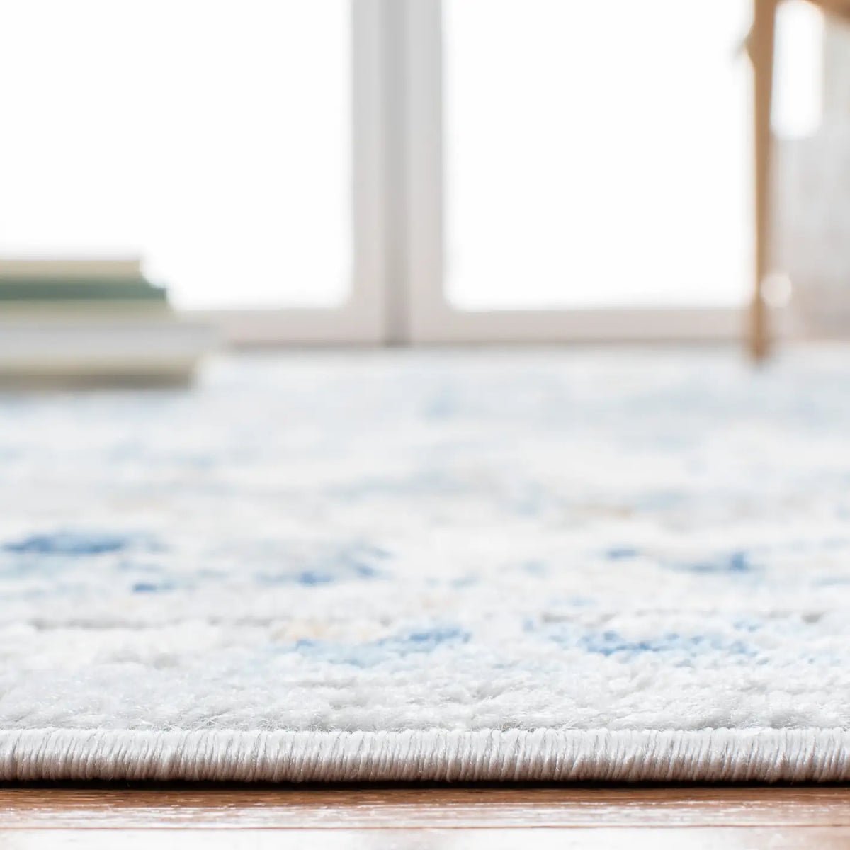 Safavieh Shivan 100 4'-0" x 6'-0" Rug in Ivory / Blue