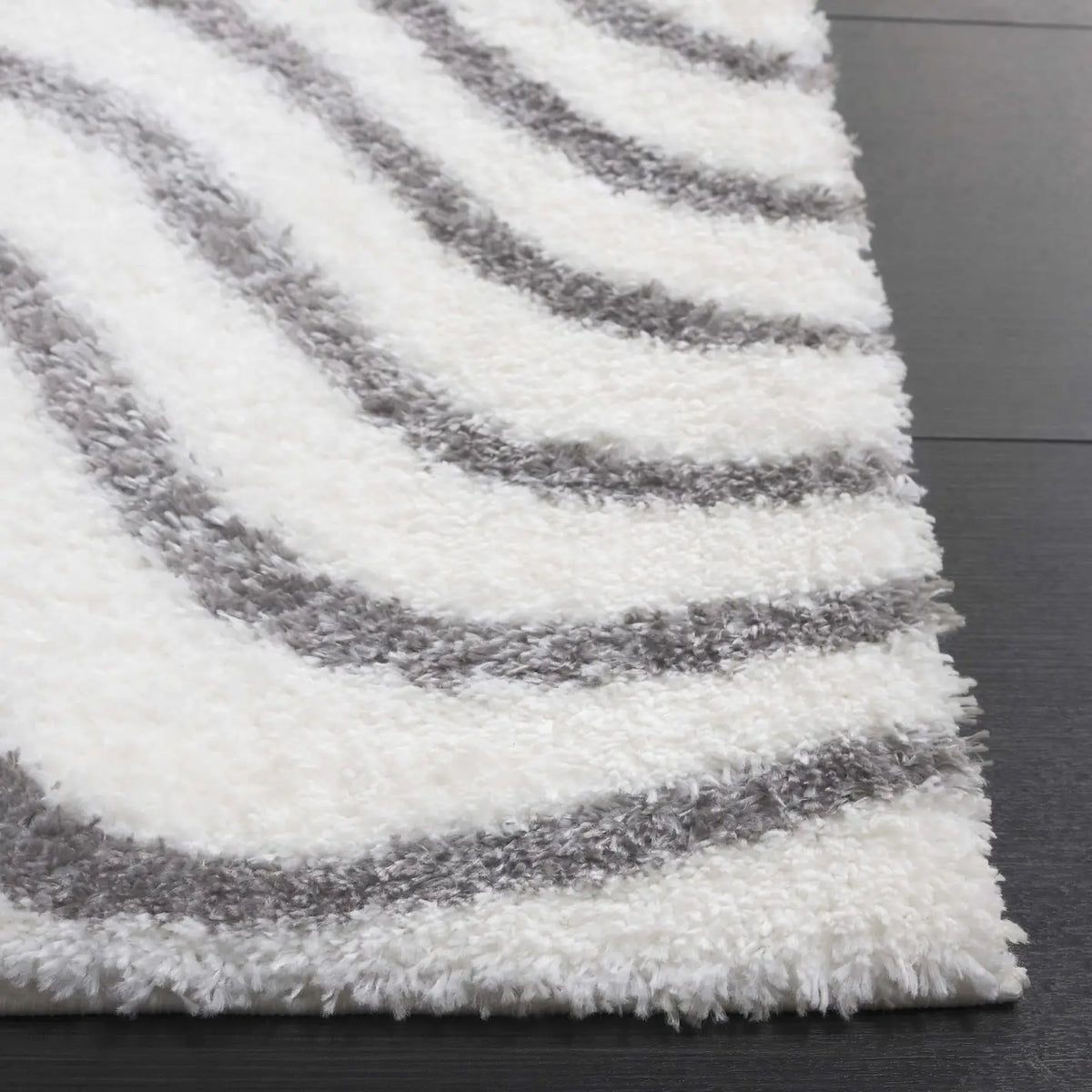 Safavieh Tahoe Shag 4'-0" x 6'-0" Rug in Ivory / Grey