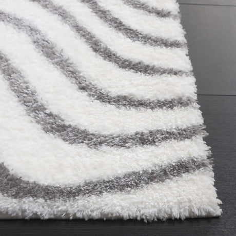 Safavieh Tahoe Shag 4'-0" x 6'-0" Rug in Ivory / Grey