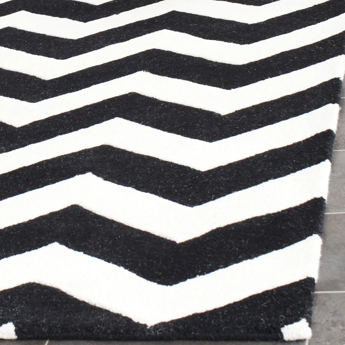 Safavieh Chatham 5'-0" x 8'-0" Rug in Ivory / Black