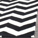 Safavieh Chatham 5'-0" x 8'-0" Rug in Ivory / Black