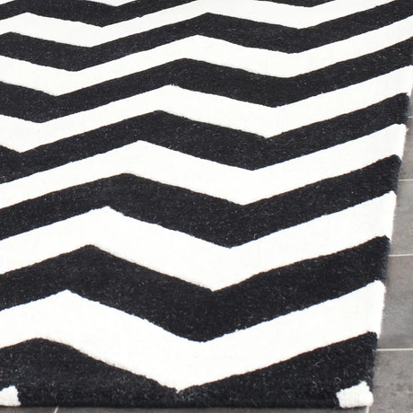 Safavieh Chatham 5'-0" x 8'-0" Rug in Ivory / Black