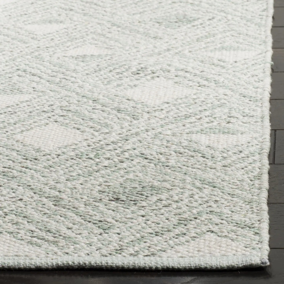 Safavieh Montauk 5'-0" x 8'-0" Rug in Light Green / Ivory