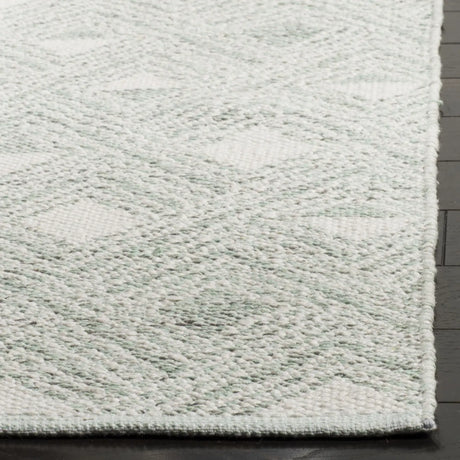 Safavieh Montauk 5'-0" x 8'-0" Rug in Light Green / Ivory