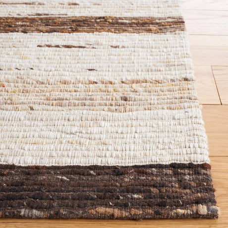Safavieh Marbella 4'-0" x 6'-0" Rug in Brown / Beige