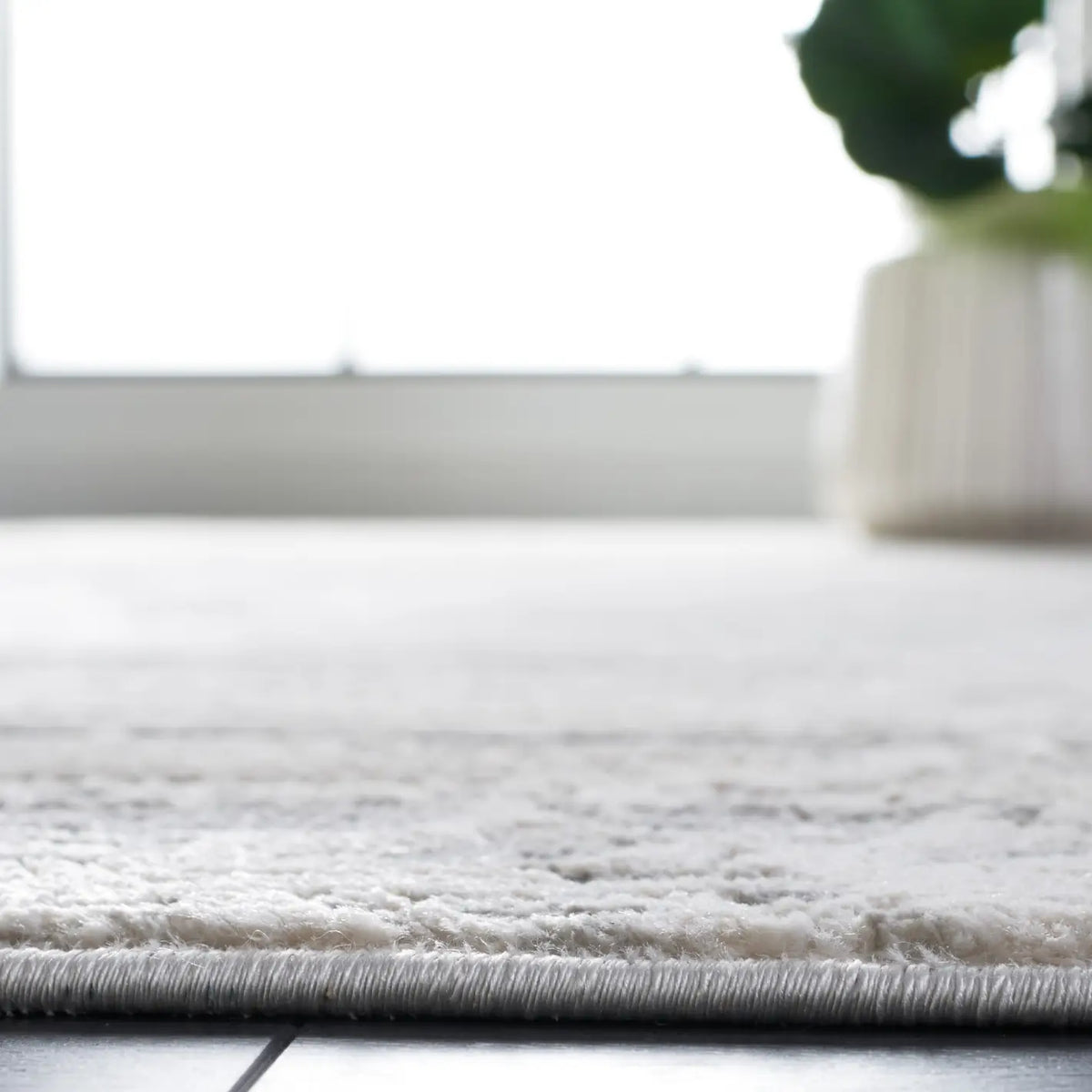 Safavieh Vogue 4'-0" x 6'-0" Rug in Beige / Grey