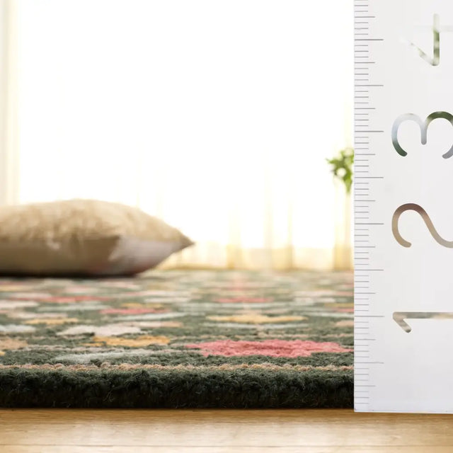 Safavieh Chelsea 5'-0" x 8'-0" Rug in Green / Red