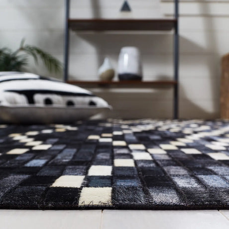 Safavieh Studio Leather 4'-0" x 6'-0" Rug in Black / Beige