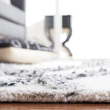 Safavieh Casablanca 4'-0" x 6'-0" Rug in Ivory / Black
