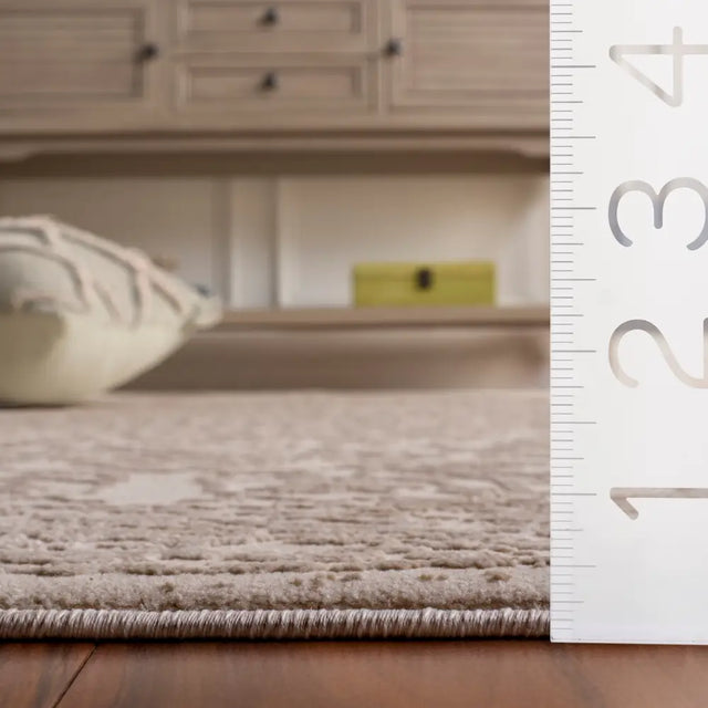 Safavieh Reflection 5'-1" x 7'-6" Rug in Ivory / White