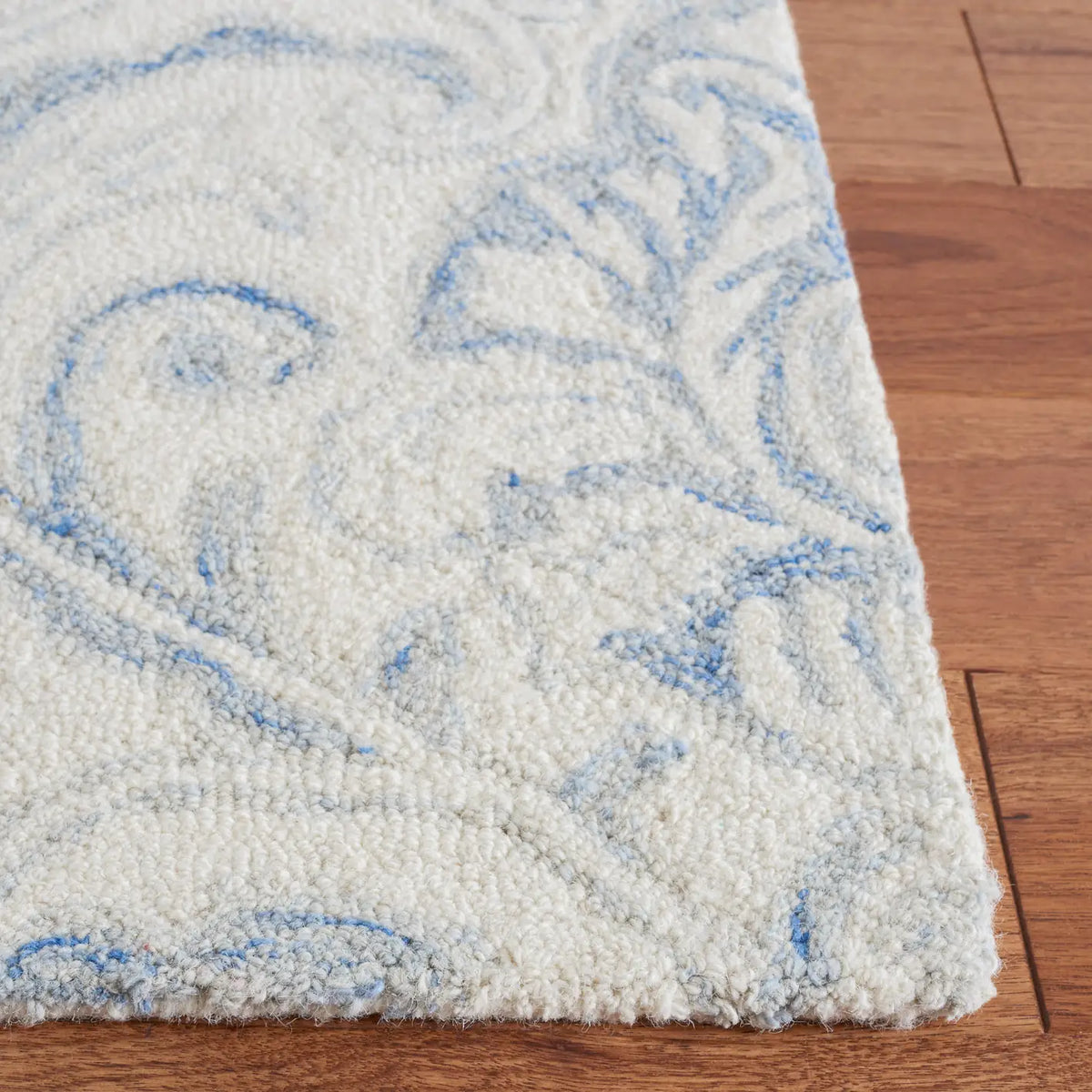 Safavieh Micro-Loop 5'-0" x 8'-0" Rug in Ivory / Blue