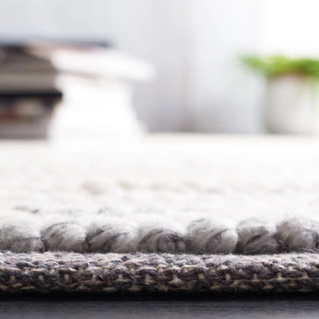 Safavieh Natura 4'-0" x 6'-0" Rug in Ivory / Grey
