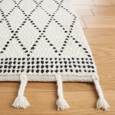 Safavieh Casablanca 4'-0" x 6'-0" Rug in Ivory / Black