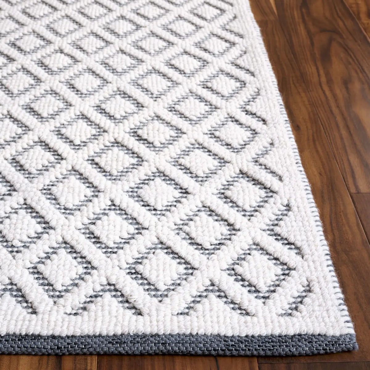 Safavieh Vermont 4'-0" x 6'-0" Rug in Ivory / Blue
