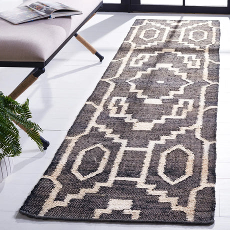 Safavieh Natural Fiber 2'-3" x 9'-0" Rug in Black / Ivory