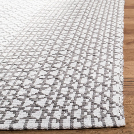 Safavieh Montauk 5'-0" x 8'-0" Rug in Grey / Ivory