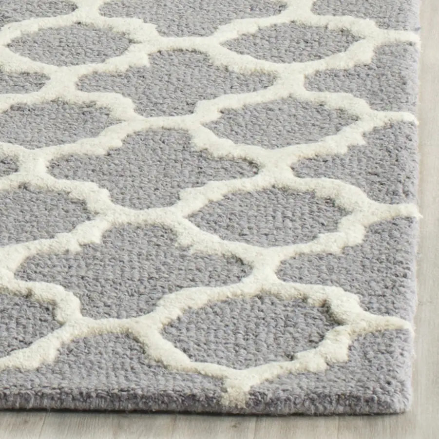 Safavieh Cambridge 4'-0" x 6'-0" Rug in Silver / Ivory
