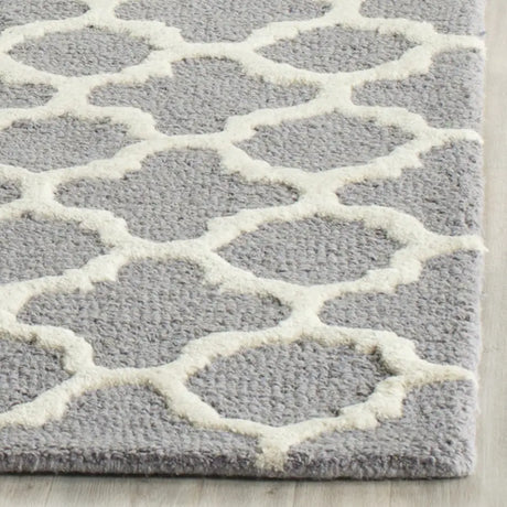 Safavieh Cambridge 4'-0" x 6'-0" Rug in Silver / Ivory