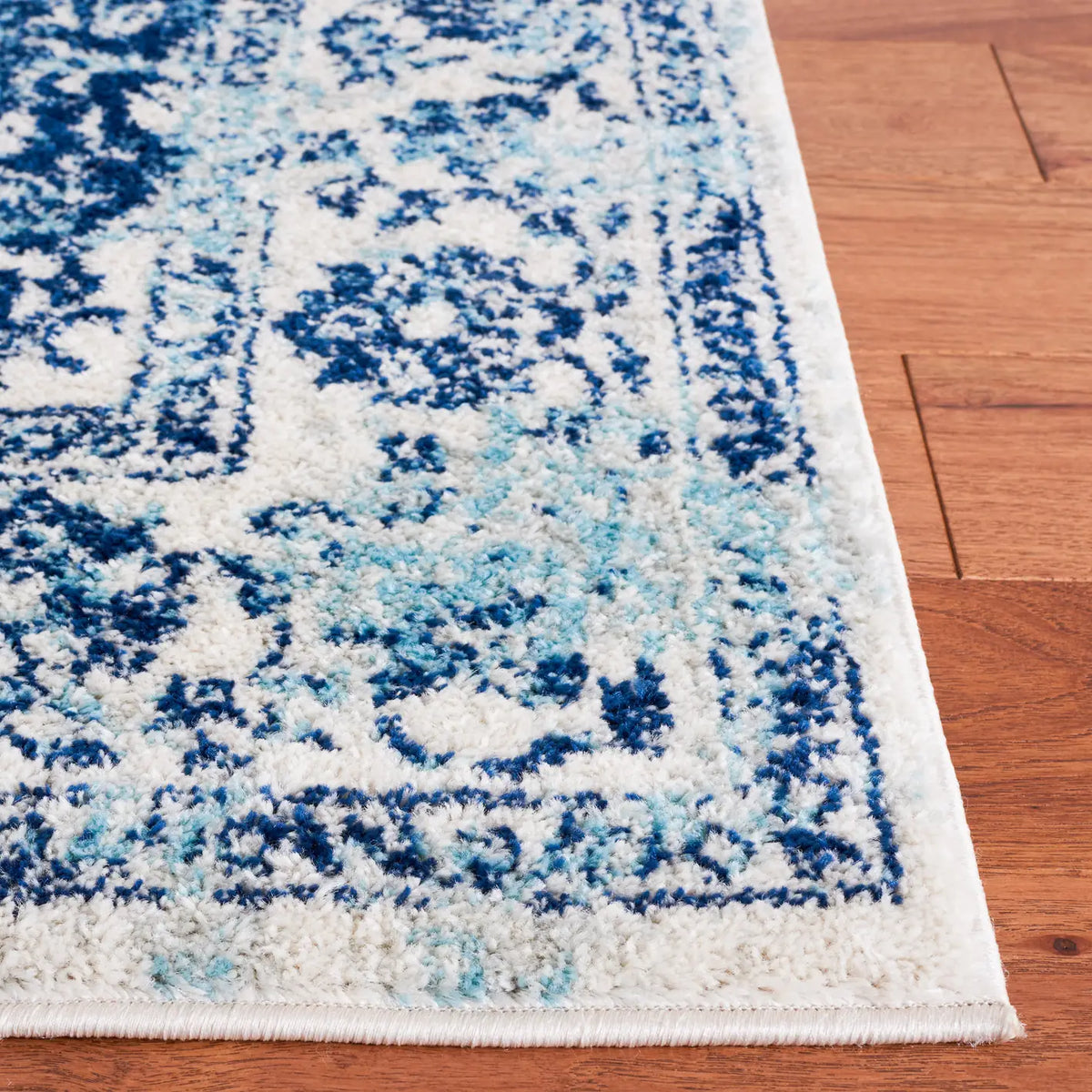 Safavieh Tulum 4'-0" x 6'-0" Rug in Ivory / Blue