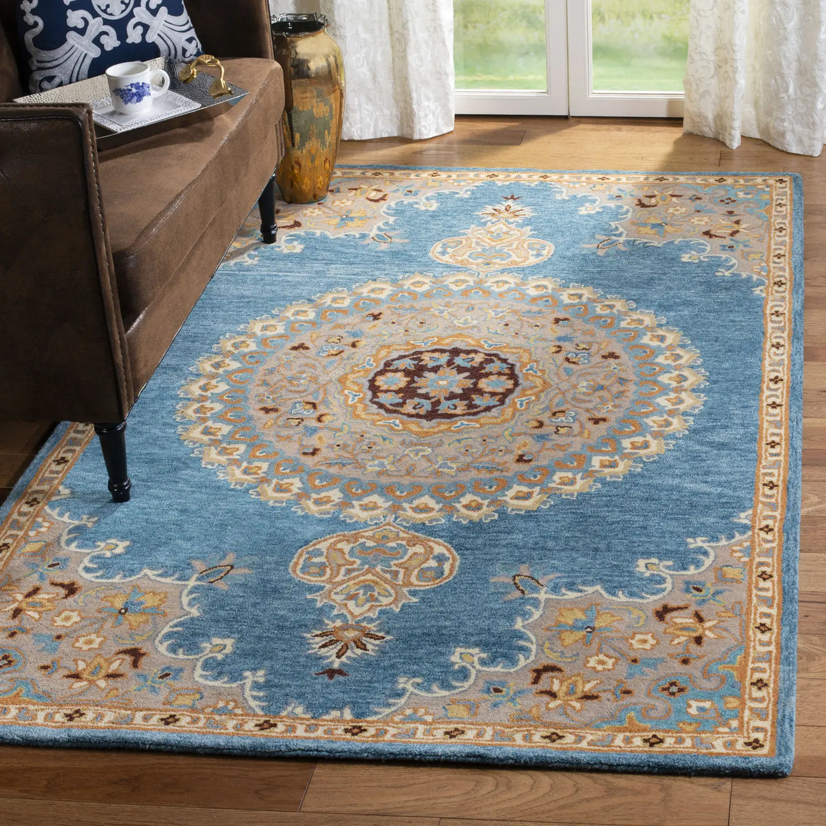 Safavieh Heritage 4'-0" x 6'-0" Rug in Blue / Beige