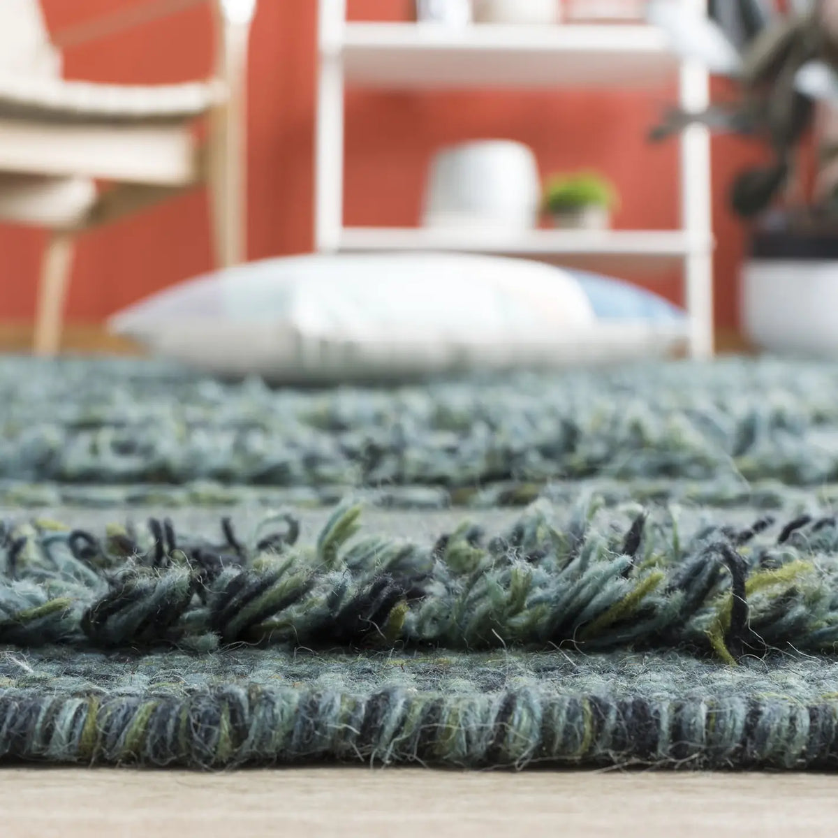 Safavieh Vermont 4'-0" x 6'-0" Rug in Dark Green / Black