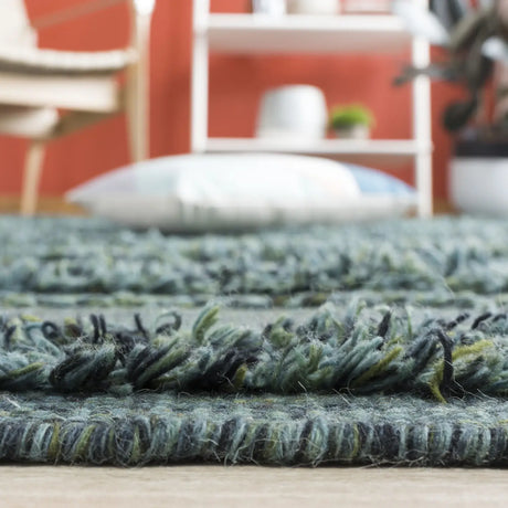 Safavieh Vermont 4'-0" x 6'-0" Rug in Dark Green / Black