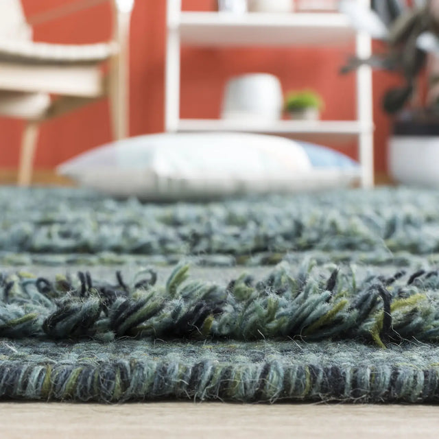 Safavieh Vermont 4'-0" x 6'-0" Rug in Dark Green / Black