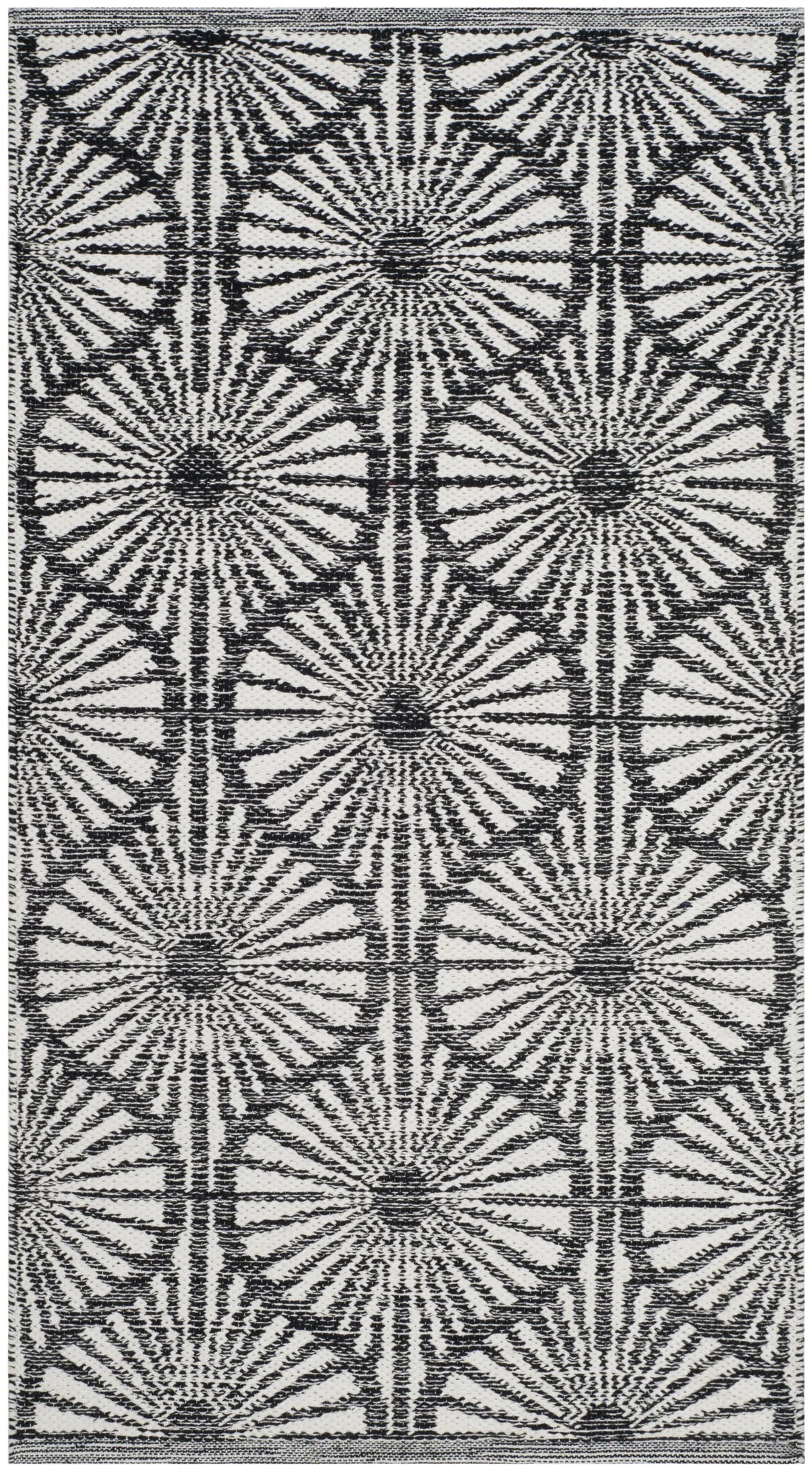 Safavieh Montauk 2'-3" x 3'-9" Rug in Black / Ivory