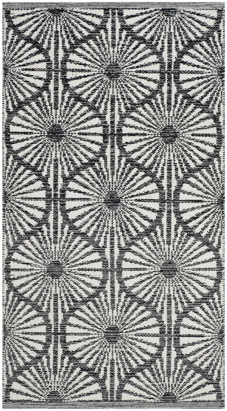 Safavieh Montauk 2'-3" x 3'-9" Rug in Black / Ivory