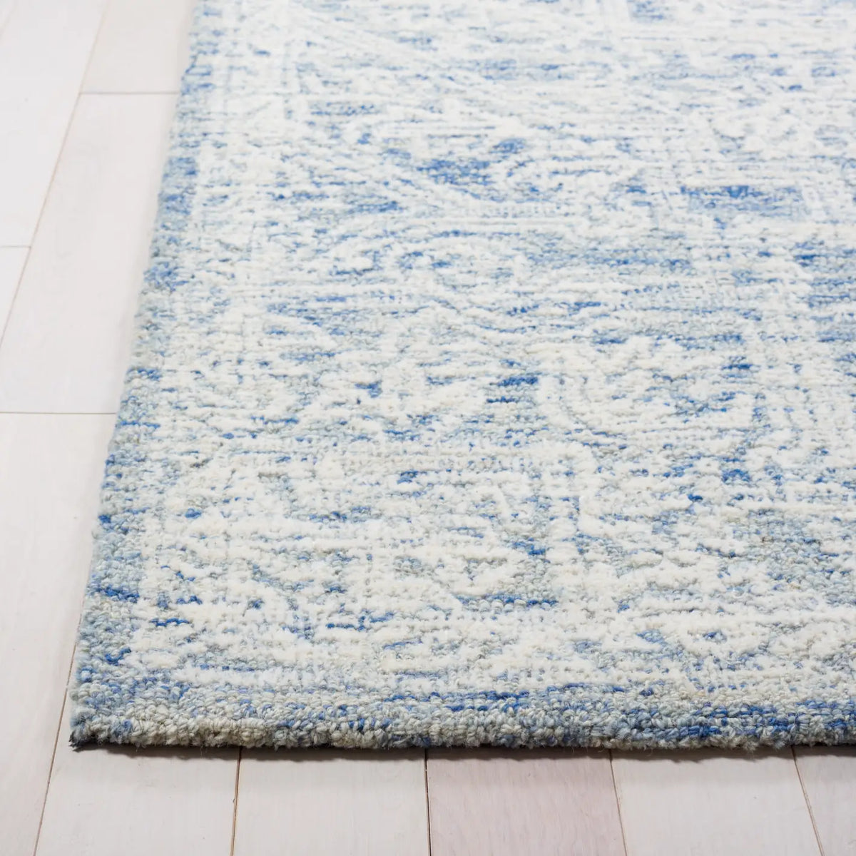 Safavieh Roslyn 4'-0" x 6'-0" Rug in Blue / Ivory