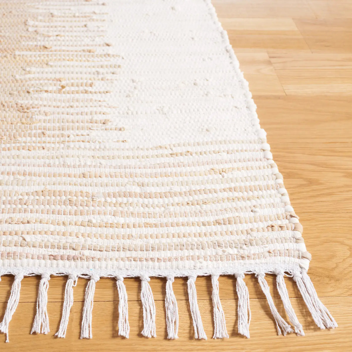 Safavieh Montauk 4'-0" x 6'-0" Rug in Beige