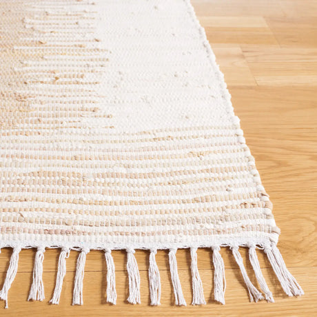 Safavieh Montauk 4'-0" x 6'-0" Rug in Beige