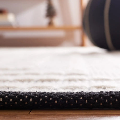 Safavieh Natura 4'-0" x 6'-0" Rug in Black / Ivory