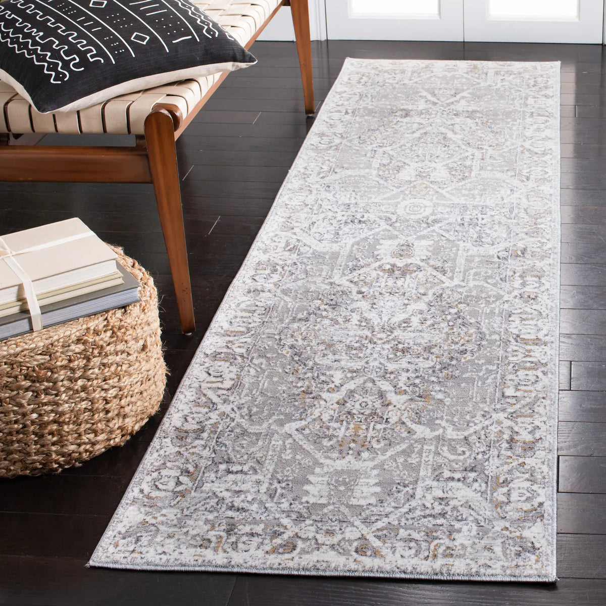 Safavieh Sabrina 800 2'-0" x 8'-0" Rug in Ivory / Light Grey