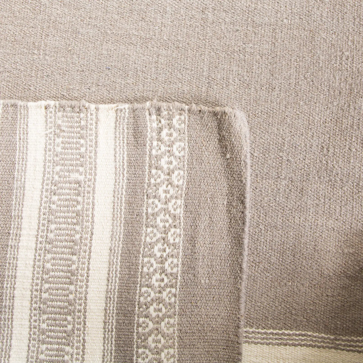 Safavieh Dhurries 5'-0" x 8'-0" Rug in Light Brown
