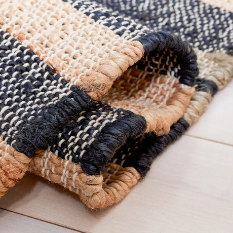 Safavieh Kilim 4'-0" x 6'-0" Rug in Natural / Black