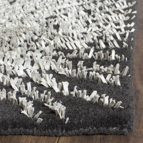 Safavieh Soho 6'-0" x 9'-0" Rug in Charcoal / Ivory