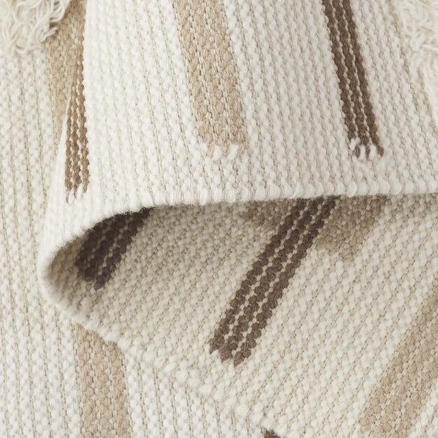 Safavieh Kenya 4'-0" x 6'-0" Rug in Beige / Ivory